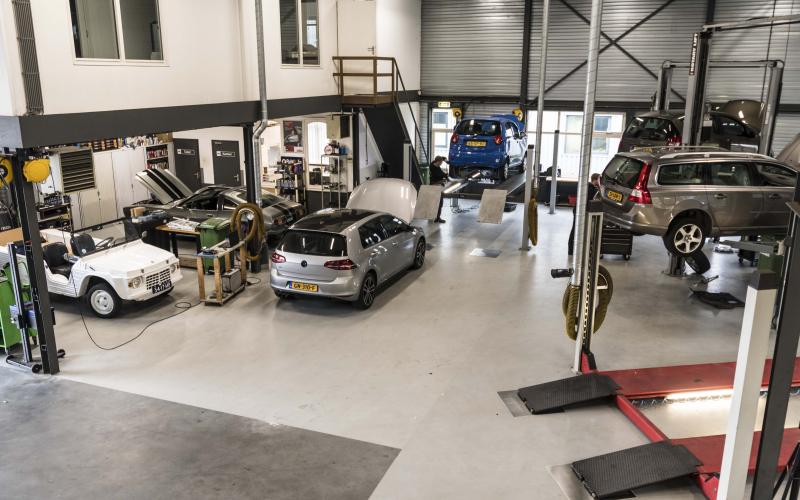 De werkplaats van AutoCrew Rietbergen
