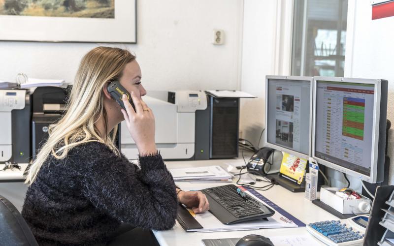 Receptioniste aan het werk