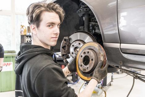Monteur verricht onderhoud
